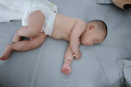 衢州宝宝胳膊上起红疙瘩